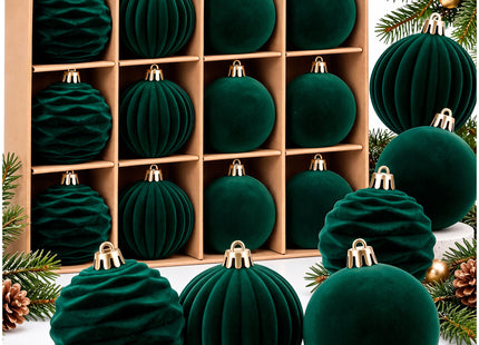 Kerstballen 12 Stuks – Donkergroen – Fluwelen Kerstboomversiering – 3 Verschillende Designs – Onbreekbare Kerstballen 5,5 cm – Inclusief Ophangkoorden