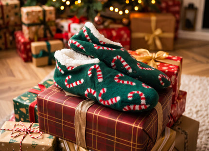 Kerstslippers – Donkergroen – Maat 37-41 – Warme Gevoerde Pantoffels met Antislip – Kerstmotief met Zuurstokken